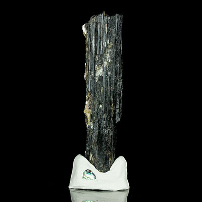 Black Tourmaline Properties and Meaning